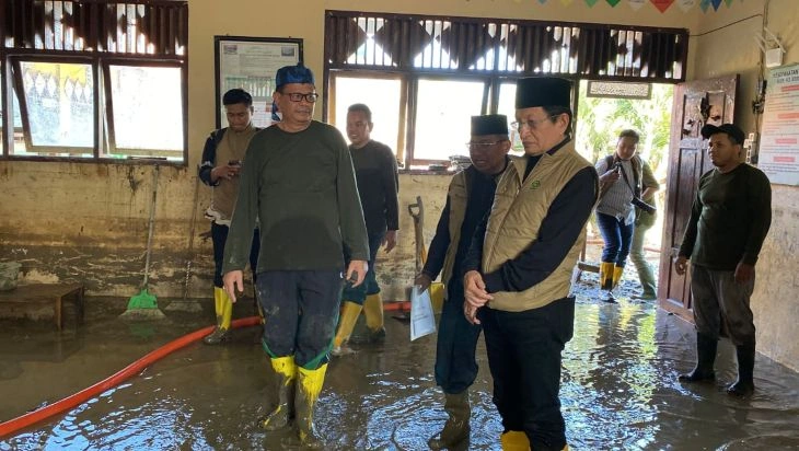 Menteri Agama Meninjau Pembersihan Madrasah