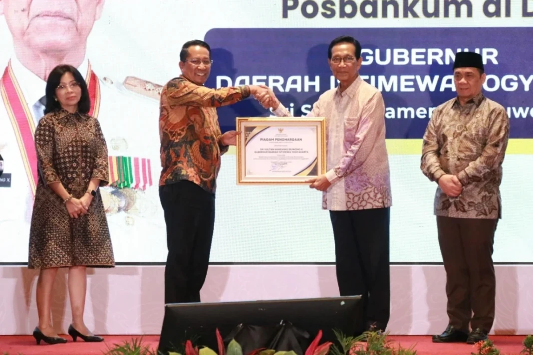 Menteri Hukum dan Sri Sultan hamengku Buwono X
