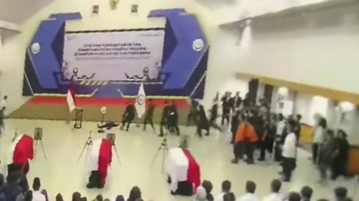 Menteri KKP Sakti Wahyu Trenggono pingsan saat upacara Persemayaman dan Pemberangkatan Jenazah Pegawai KKP