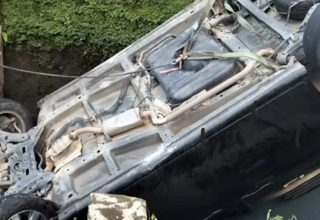 Mobil terbalik di Jl AP Pettarani, Makassar pada Senin 