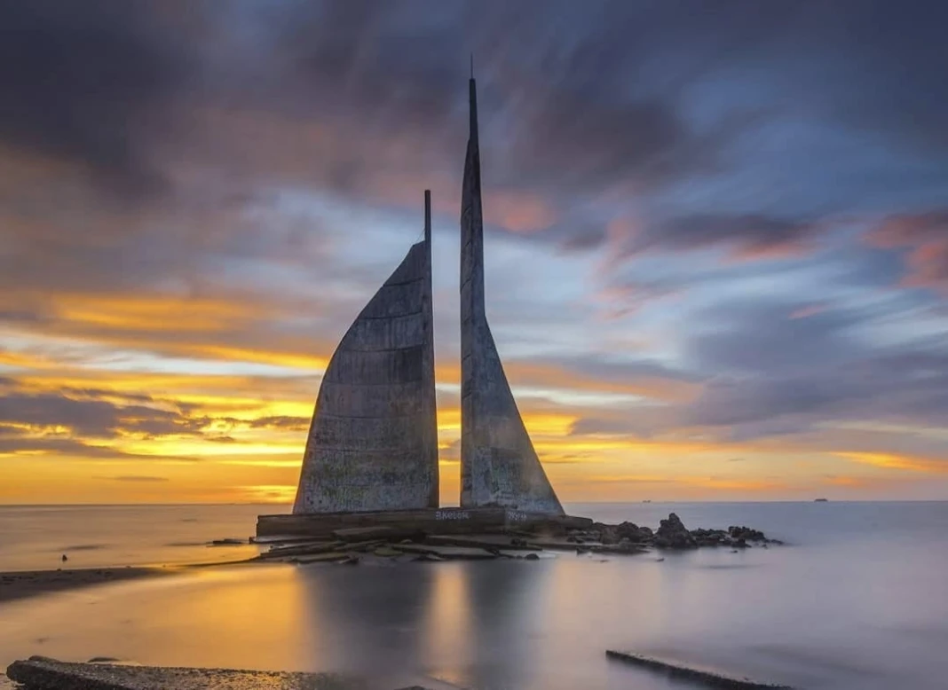 Pantai Tanjung Layar Putih
