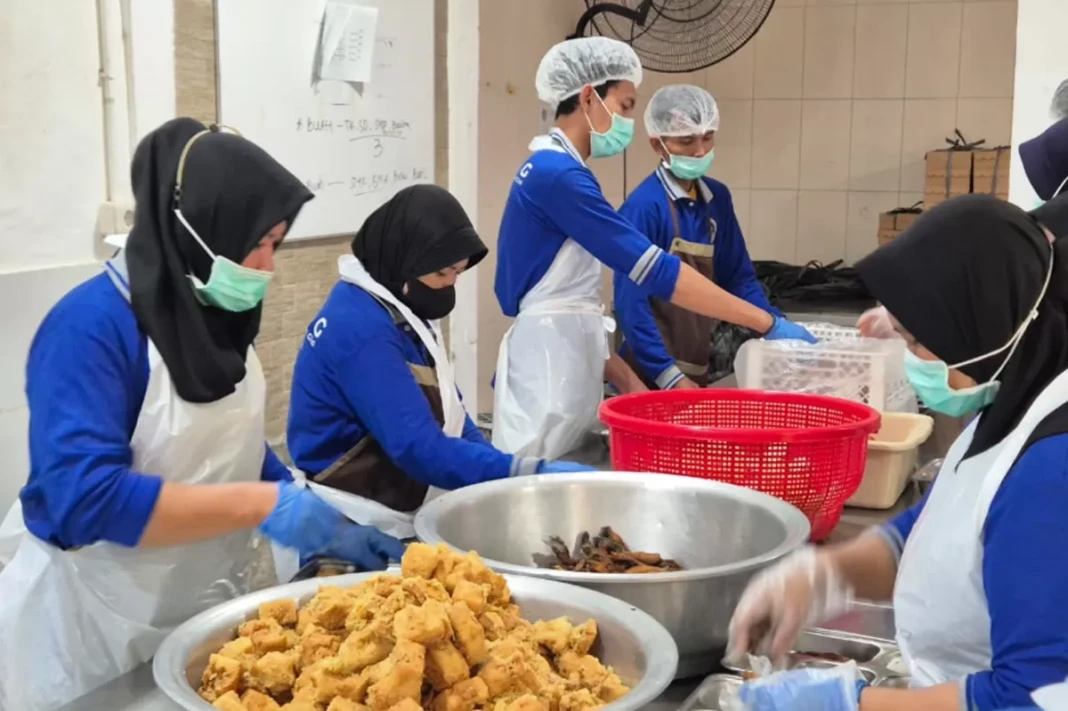 Pegawai SPPG menyiapkan menu MBG