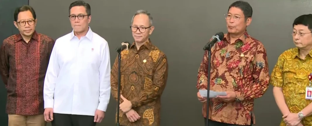 Pejabat OJK datang ke BEI