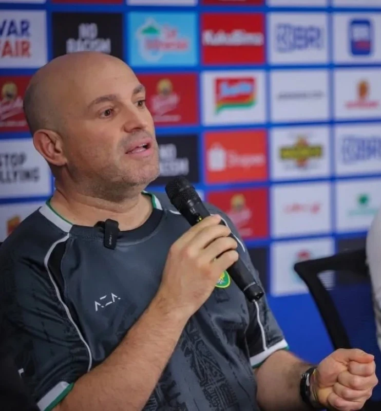 pelatih persebaya bernardo tavares kiri bersama pemainnya