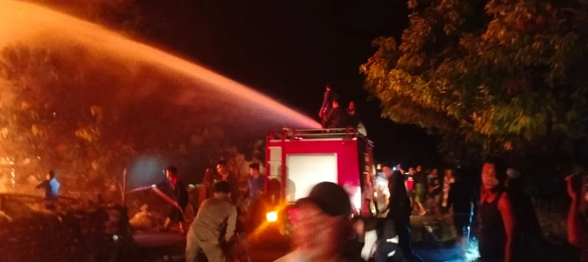 Pemadam kebakaran tiba sekitar pukul 02.00 WITA