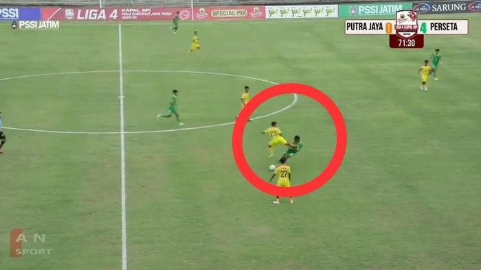 Pemain Putra Jaya Pasuruan M Hilmi menendang dengan sengaja pemain Perseta 1970 Tulungagung Firman Nugraha hingga kolaps saat laga babak 32 besar Liga 4 PSSI Jatim di Stadion Gelora Bangkalan