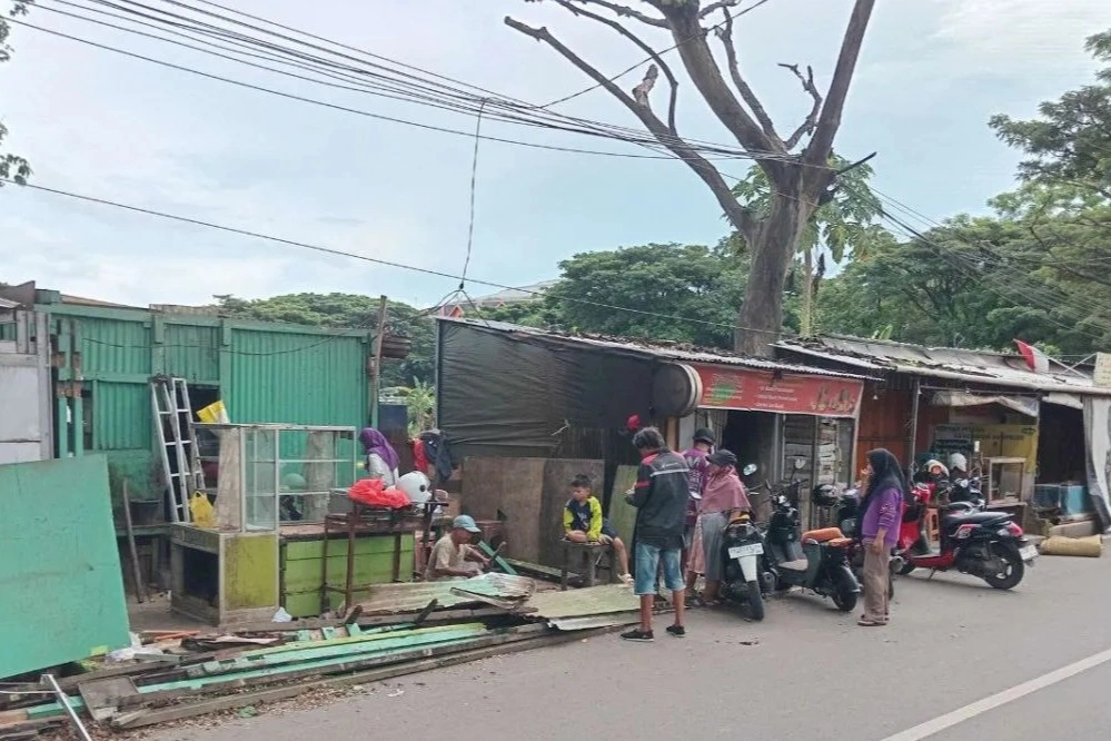 Pembongkaran PKL di GOR Sudiang