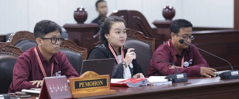 Pemohon beserta kuasa hukumnya dalam sidang UU Guru dan Dosen di MK