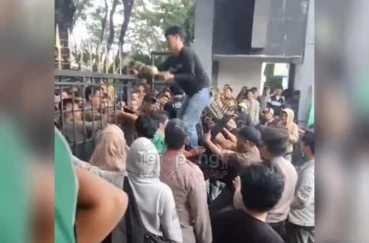 Pendemo ricuh di depan Gubernur Sulsel