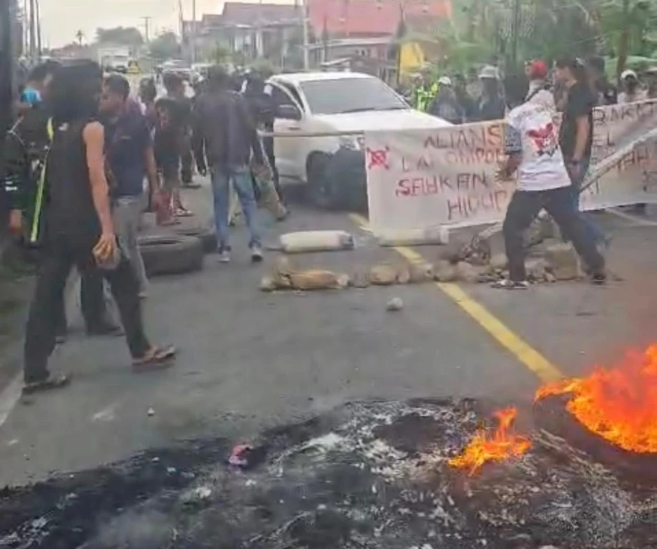 Pengecoran bahu jalan dalam aksi pemekaran Luwu Raya