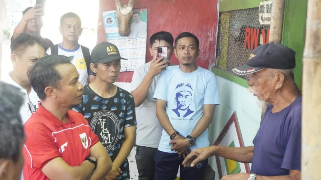 Penjaga bangunan eks Lapas Bone sejak 1964, Azis Shaleh, mendapat hadiah umrah dari Bupati Bone atas dedikasinya