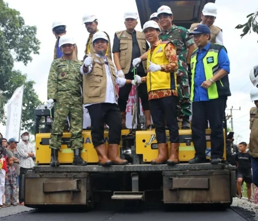 Perbaikan ruas jalan penghubung perbatasan Kabupaten Bone