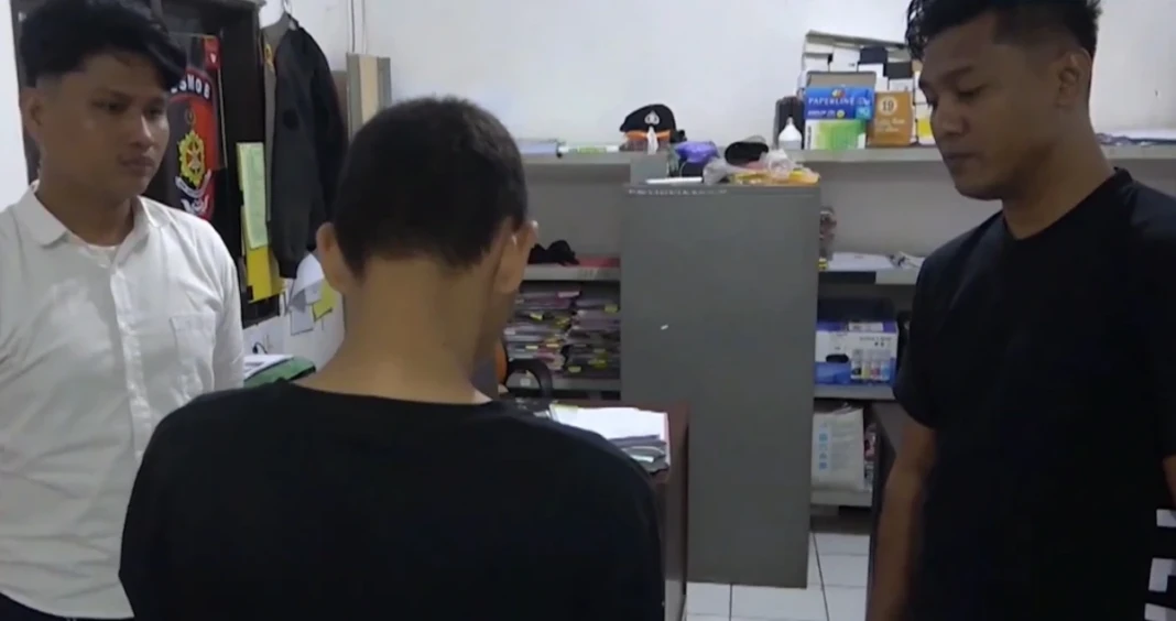 Polisi berhasil menangkap 12 anggota geng motor yang menyerang warga dan melempari kantor ekspedisi di Kota Makassar, Senin