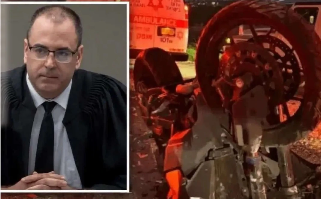 Potret Hakim Benny Sagi semasa hidup (kiri) berdampingan dengan kondisi sepeda motor yang ringsek di lokasi kecelakaan fatal di Jalan Tol Nomor 6, Israel, awal Januari 2026, peristiwa yang menghentikan penang