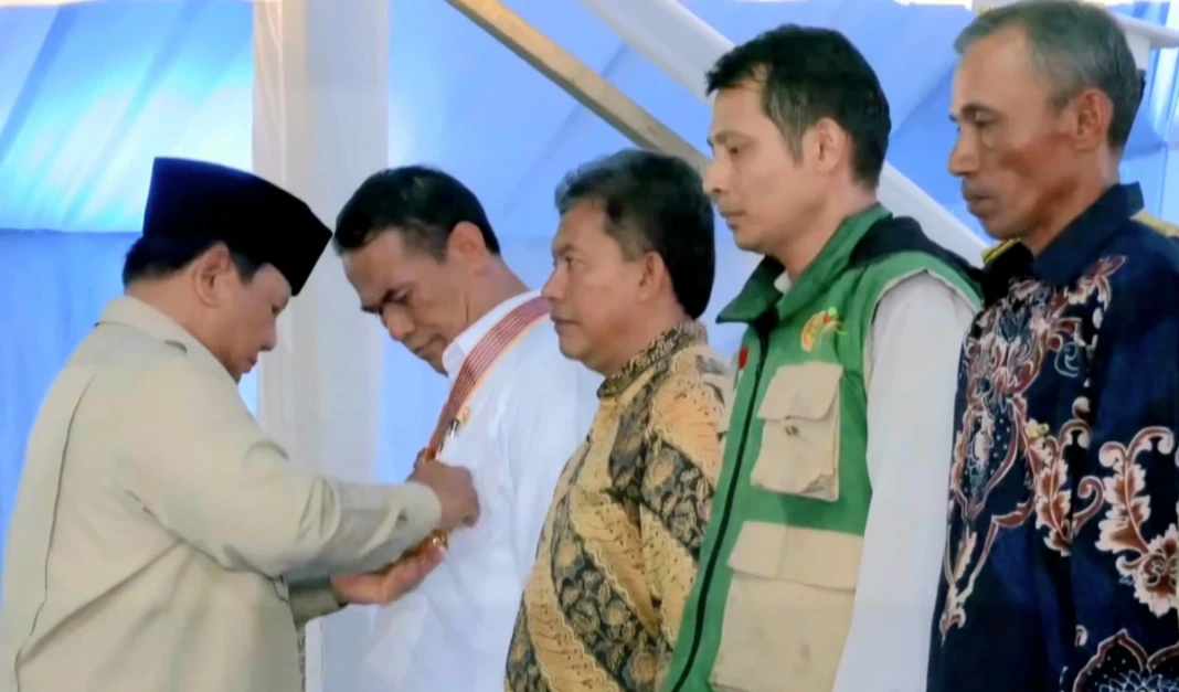 Presiden beri bintang jasa utama ke mentan