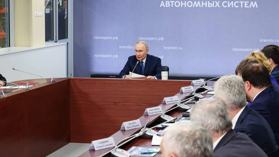 Presiden Vladimir Putin memimpin rapat tingkat tinggi di Moskow yang membahas percepatan pengembangan dan pemanfaatan sistem otonom serta nirawak di berbagai sektor strategis Rusia.