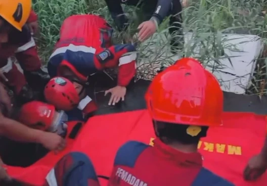 Proses evakuasi anak 10 tahun di Makassar yang jatuh ke gorong-gorong, Rabu .