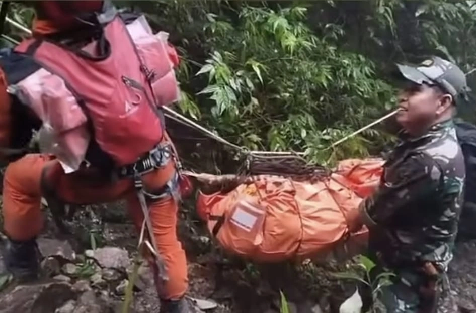 Proses evakuasi korban pesawat jatuh ATR 42-500, Minggu (18/1/2026) malam.