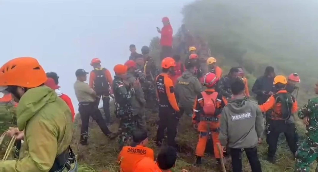 Proses pencarian korban jatuhnya pesawat ATR 42-400 di Puncak Bulusaraung