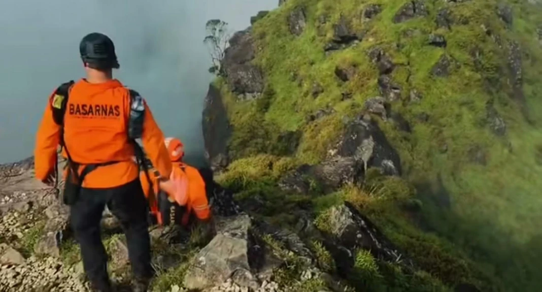 Proses pencarian korban pesawat ATR 42-500. (Dok. tangkapan layar basarnas nasional)