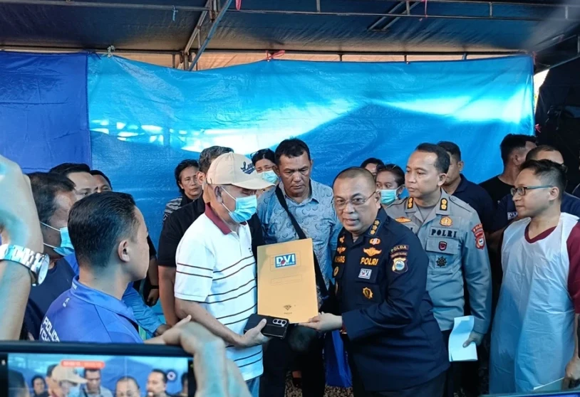 Proses penyerahan jenazah Esther Aprilia, korban kecelakaan pesawat ATR 42-500, Makassar