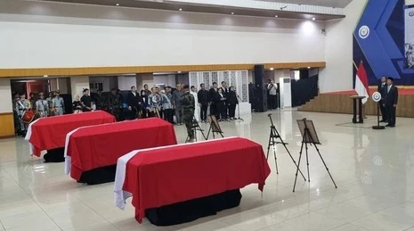 Prosesi penghormatan terakhir tiga korban kecelakaan pesawat ATR 42-500 dari Kementerian Kelautan dan Perikanan, Minggu