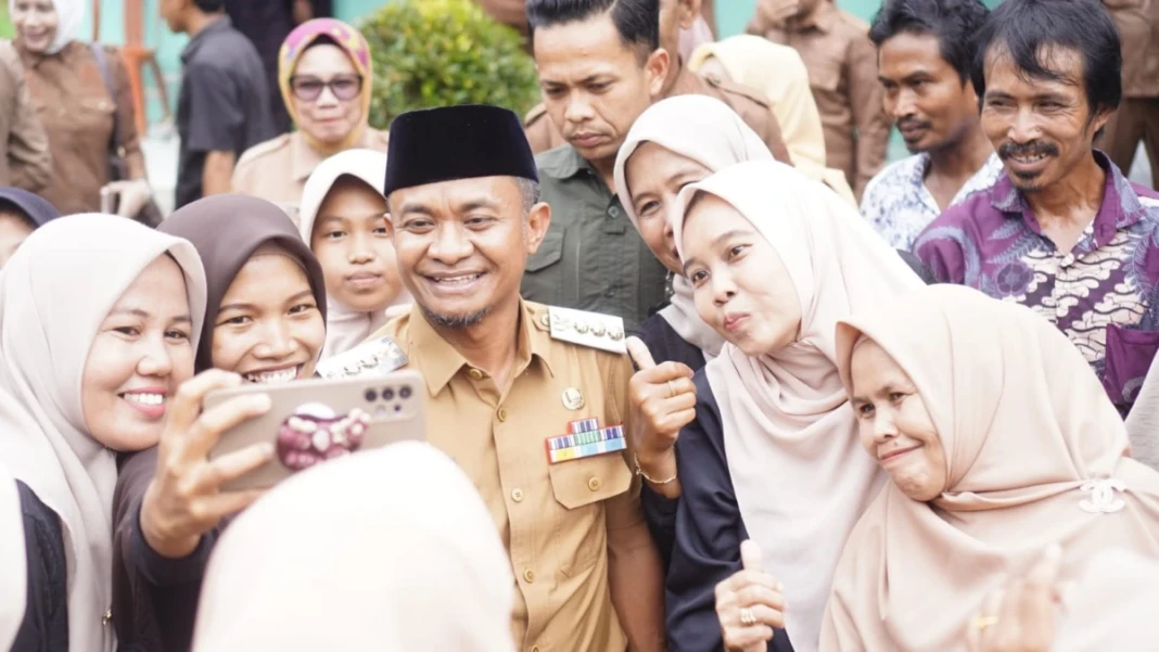 Puluhan ibu-ibu secara spontan maju untuk berswafoto dan selfie bersama Bupati setelah peresmian Masjid Al’Wasilah di lingkungan Pesantren DDI Cege, Kecamatan Mare, Selasa (27:1:2026)