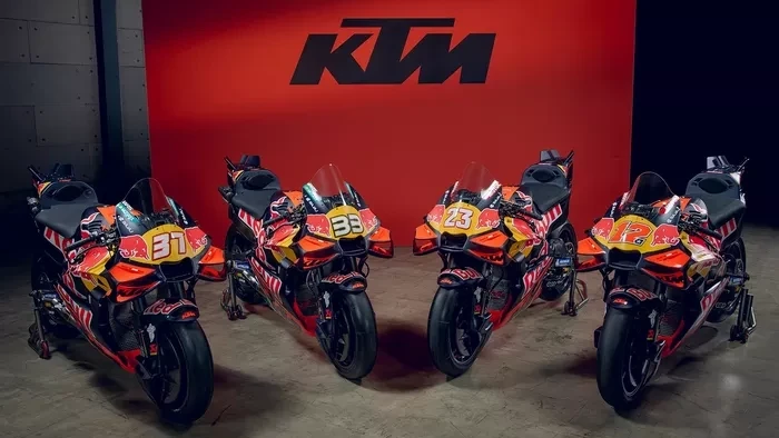 Red Bull KTM dengan empat motor RC16 dengan spesifikasi identik untuk seluruh pembalap tim.