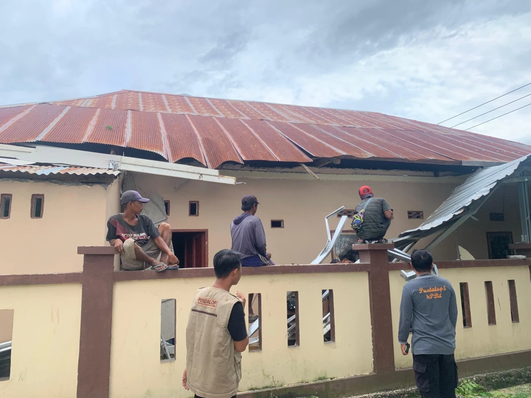 Rumah warga yang rusak