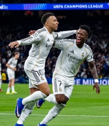 Pemain Real Madrid, Mbappe dan Vinicius Jr selebrasi gol pada pertandingan lawan Monaco di Liga Champions