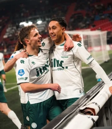 Penyerang Timnas Indonesia Miliano Jonathans (kanan) mencetak gol penting di Eredivisie usai masuk sebagai pemain pengganti. Gol pemain Timnas Indonesia ini membawa Excelsior Rotterdam imbang 1-1 melawan AZ Alkmaar