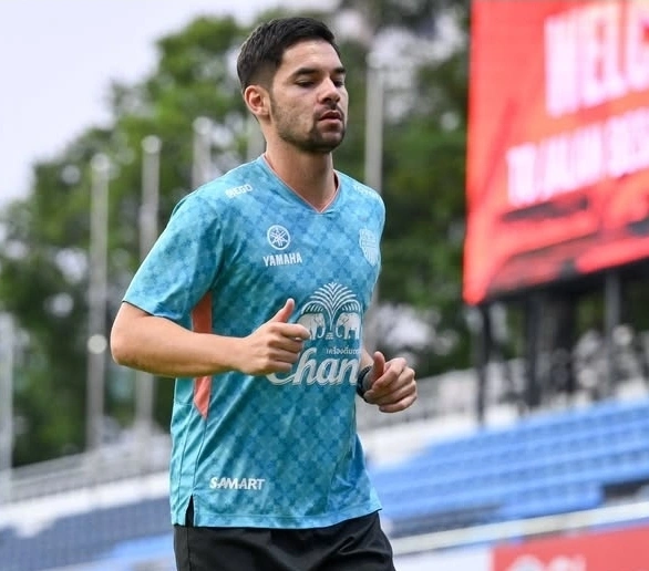 Pemain Timnas Indonesia, Sandy Walsh latihan dengan skuad Buriram United untuk menghadapi Tampines Rovers pada lanjutan ASEAN Club Championship (ACC).