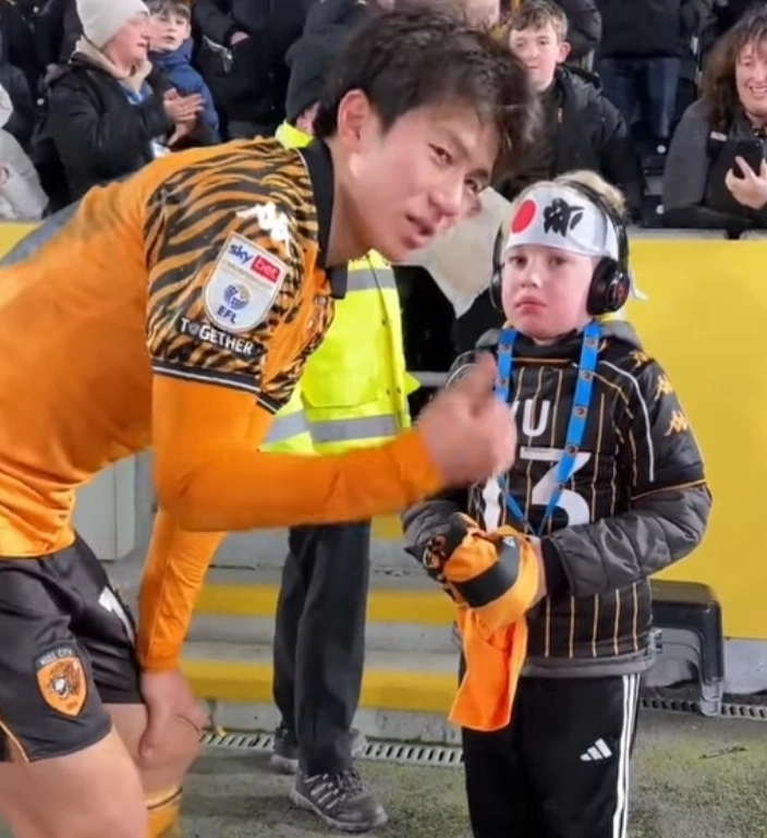 Pemain Hull City asal Jepang, Yu Hirakawa menemui pengemar ciliknya yang jadi korban bullying di sekolahnya.