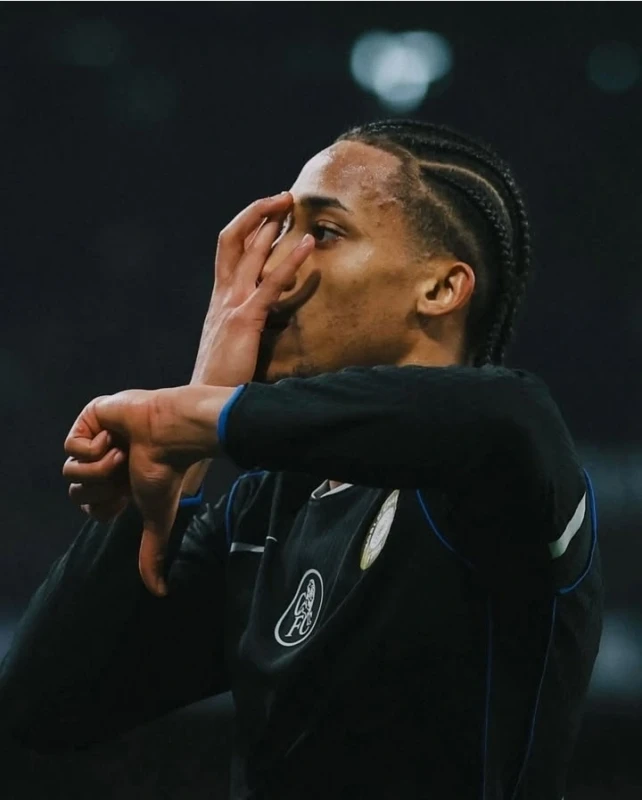 Selebrasi João Pedro yang tampil sebagai pahlawan Chelsea lewat dua gol.