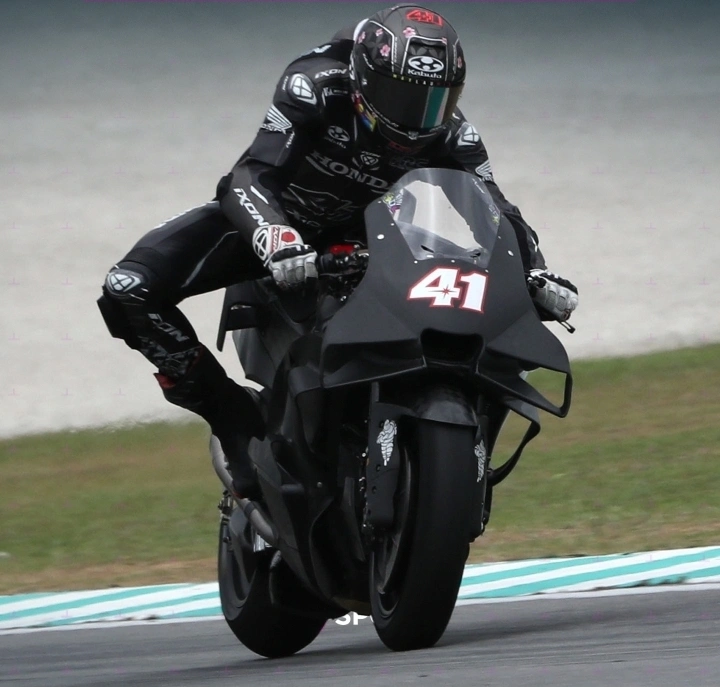 Pembalap MotoGP dari team Honda Racing Corporation, Aleix Espargaro di Sirkuit Sepang, Malaysia.