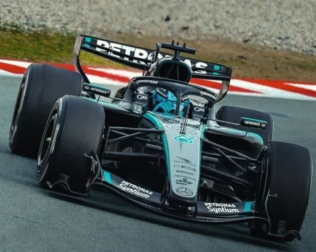 Pembalap Formula One dari team Mercedes, George Russell tersibuk dalam shakedown Formula 1 di Sirkuit Barcelona. source mercedesamgf1
