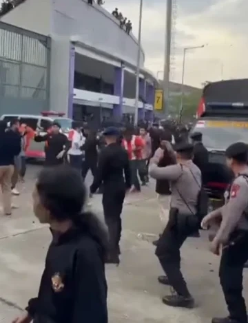 Kericuhan terjadi di luar Indomilk Arena usai laga Persita Tangerang vs Persija Jakarta. Source/tangkapan layar