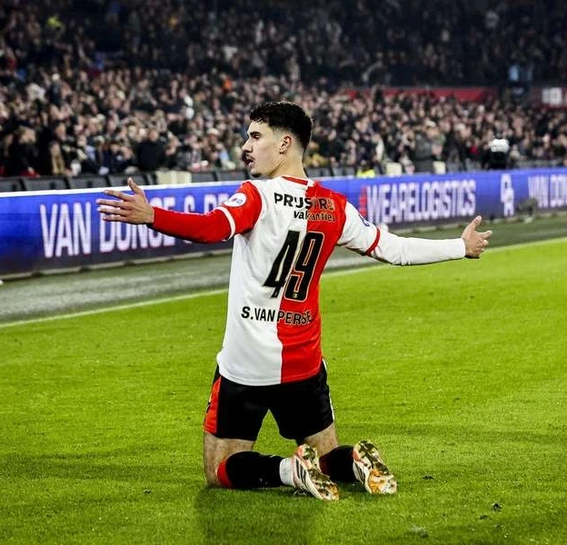 Selebrasi Shaqueel van Persie setelah mencetak gol indah