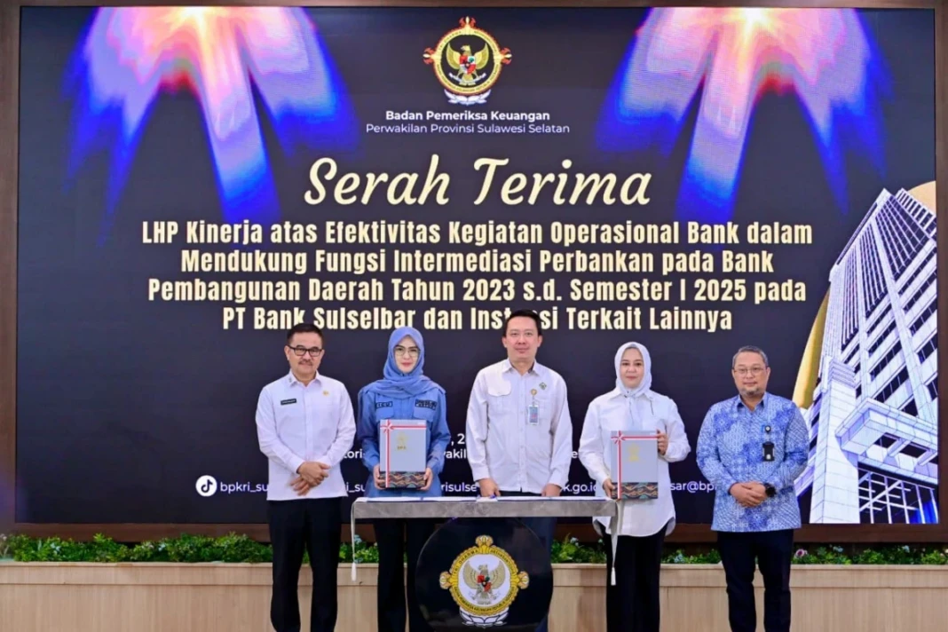 Serah terima LHP Kinerja atas Efektivitas Kegiatan Operasional Bank di Auditorium BPK Perwakilan Provinsi Sulawesi Selatan, Rabu (28:1:2026).