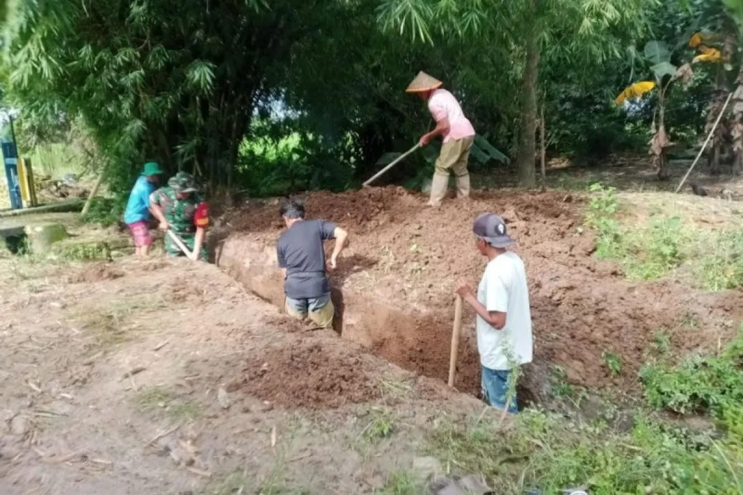 Suasana aksi bersih-bersih di Kecamatan Bajeng Utara Gowa. ANTARA:HO- Koramil Bajeng Utara