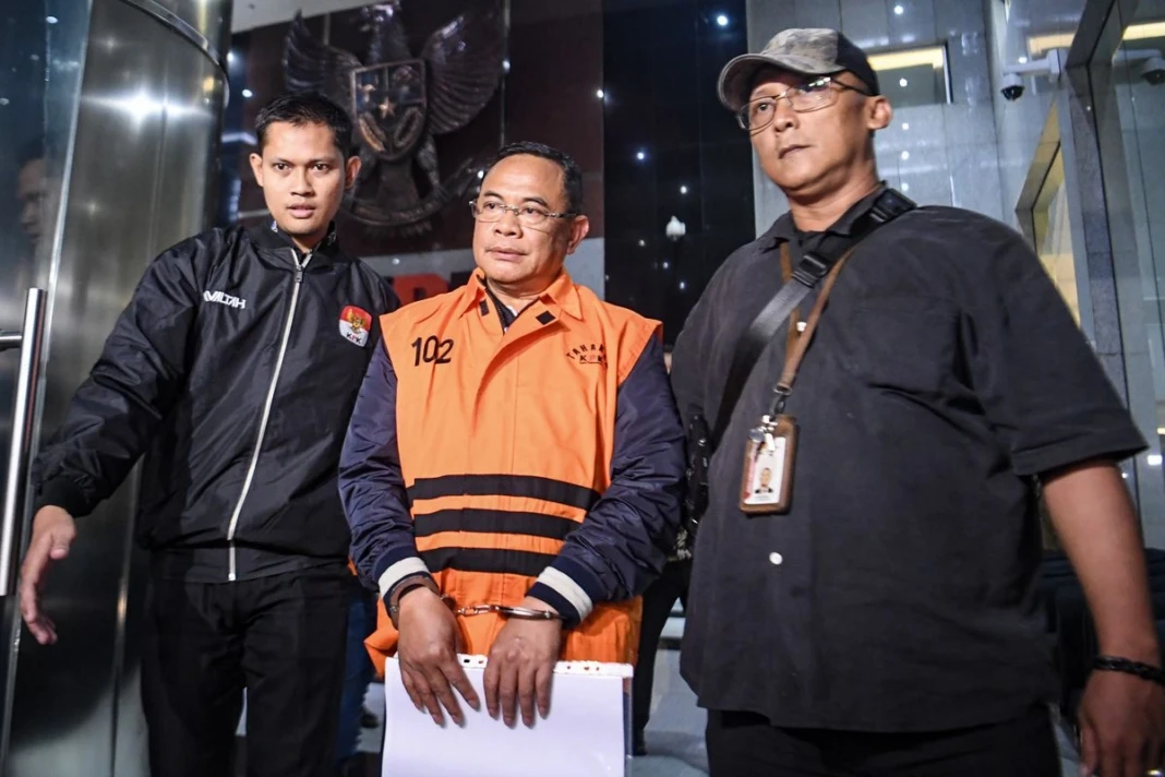 Tersangka kasus tindak pidana korupsi terkait pemerasan dalam pengisian jabatan perangkat desa di lingkungan Pemerintah Kabupaten Pati Sudewo meninggalkan Gedung KPK Merah Putih di Jakarta, Selasa 