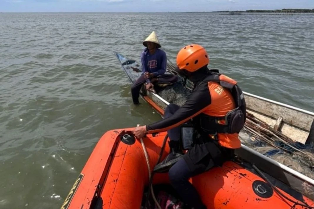 Tim SAR gabungan berbincang dengan Aziz Daeng Malewa, nelayan yang dinyatakan hilang selama tiga hari. ANTARA:HO-Dokumentasi Basarnas Makassar]