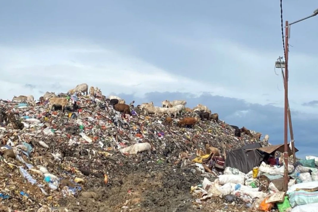 Tumpukan sampah di TPA Antang.