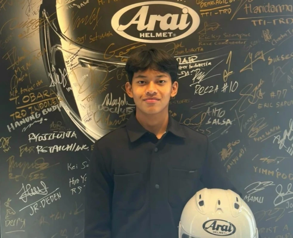 Veda Ega Pratama dan helm Arai