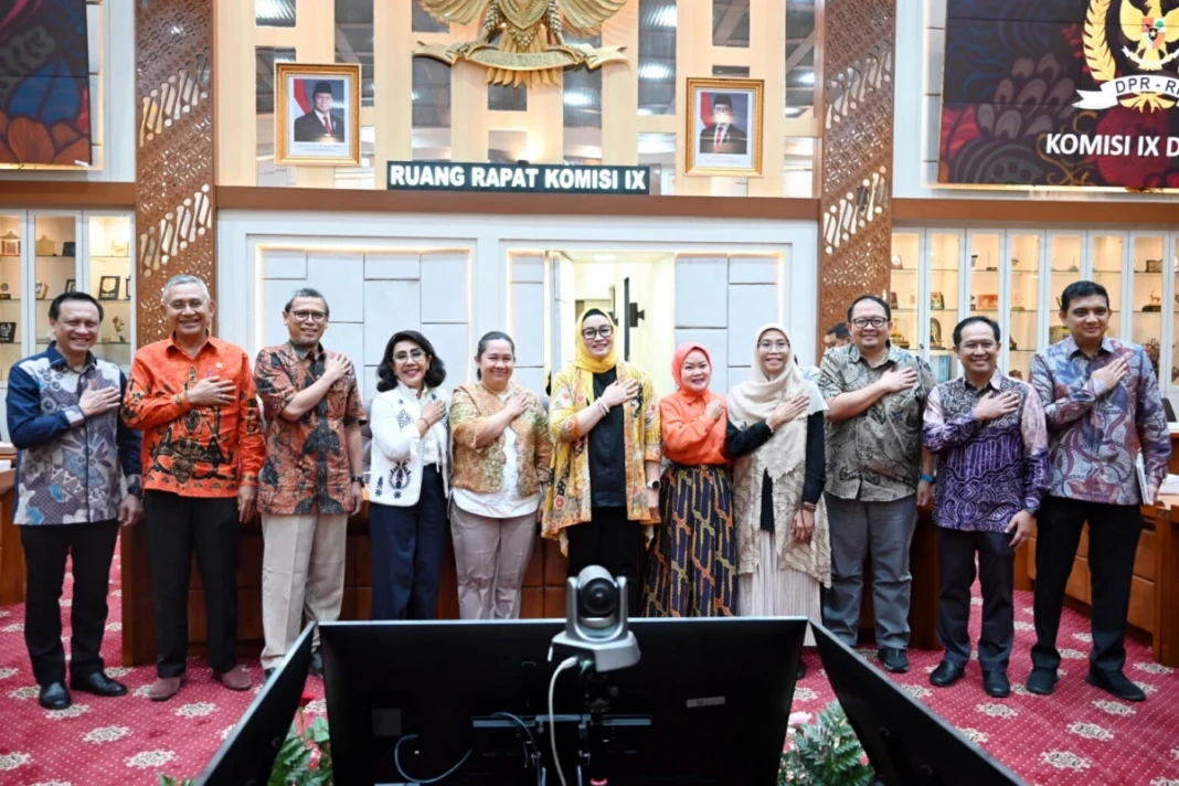 Wakil Ketua Komisi IX DPR RI, Putih Sari Berfoto Bersama usai RDPU