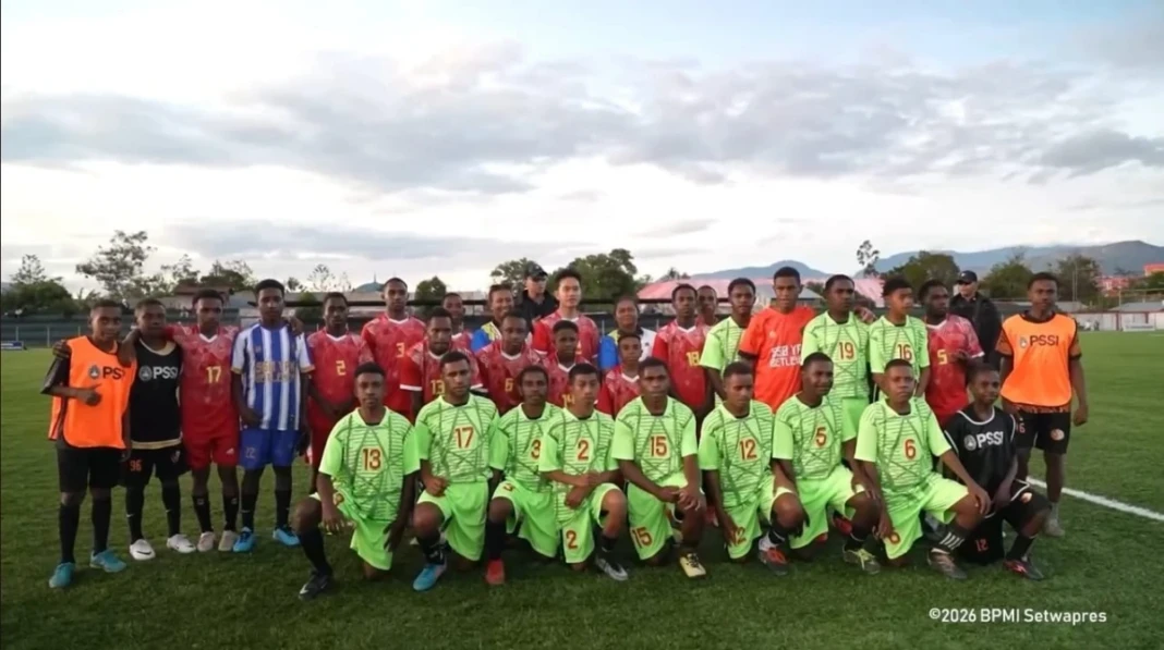 Wakil Presiden Gibran Raka bermain bola bersama SSB di Wamena