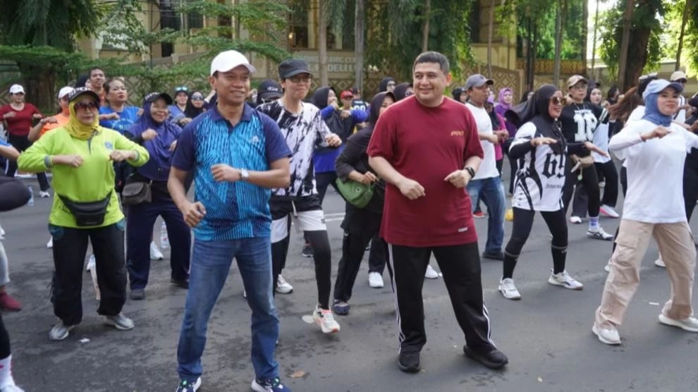 Wali Kota Makassar dalam penyaluran CSR berupa booth portable kepada pelaku UMKM di kawasan Sudirman, Minggu (18:1:2026)