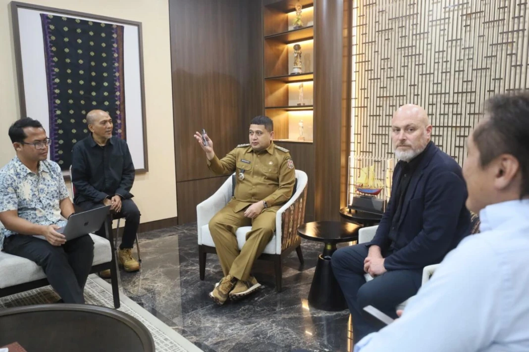 Wali Kota Makassar, Munafri Arifuddin mengikuti wawancara singkat bersama WRI Ruan yang dipimpin oleh Diego Rivera dari Monash University, di Balai Kota Makassar.