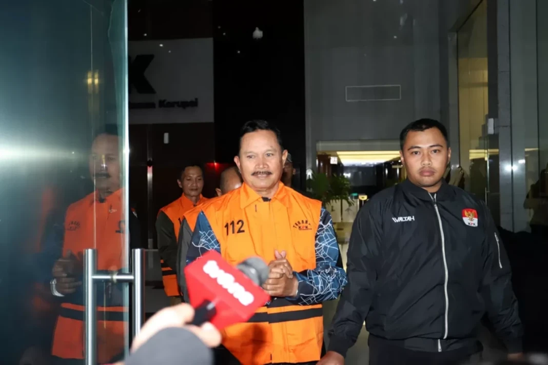 Walikota Madiun, Maidi memakai rompi oranye di gedung KPK