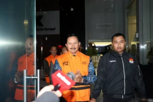 Walikota Madiun, Maidi memakai rompi oranye di gedung KPK